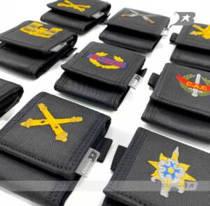 Portamoneda negro armas y cursos